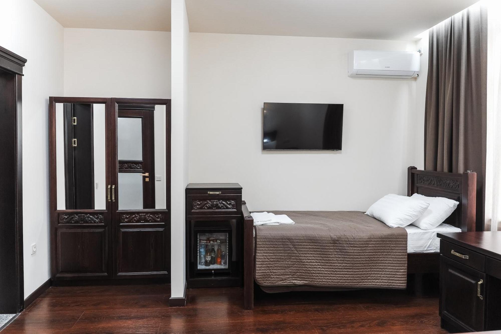 Dvin Hotel Pavlodar Exterior foto